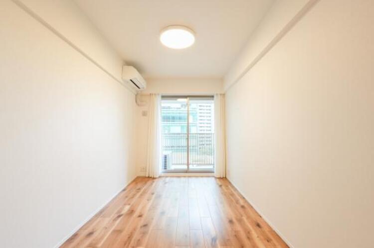 内装 一日の疲れを取る主寝室は大型のベッドも配置が可能です。窓から注がれる光で家族とのコミュニケーションも明るくなりそうです。