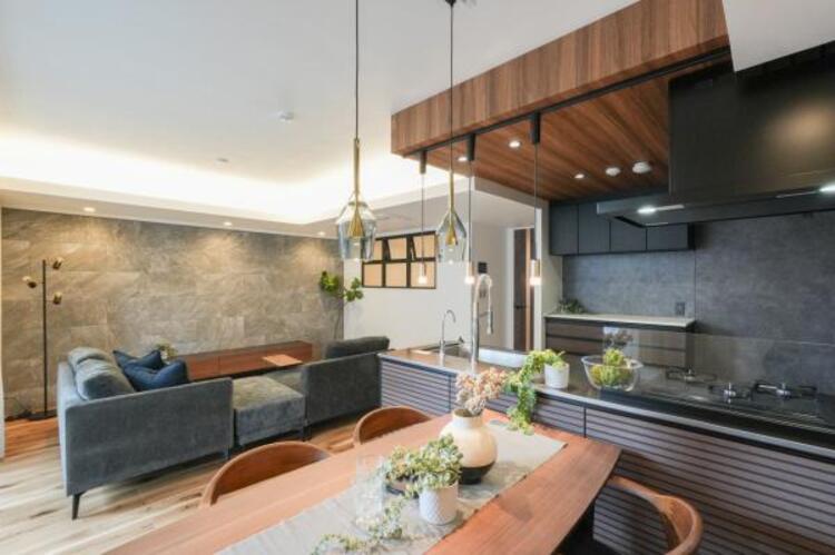 居間 【家具・小物は販売価格に含まれません】リビングには床暖房付。空気を汚さず、ほこりも舞い上がらないので小さなお子さまがいても安心です。