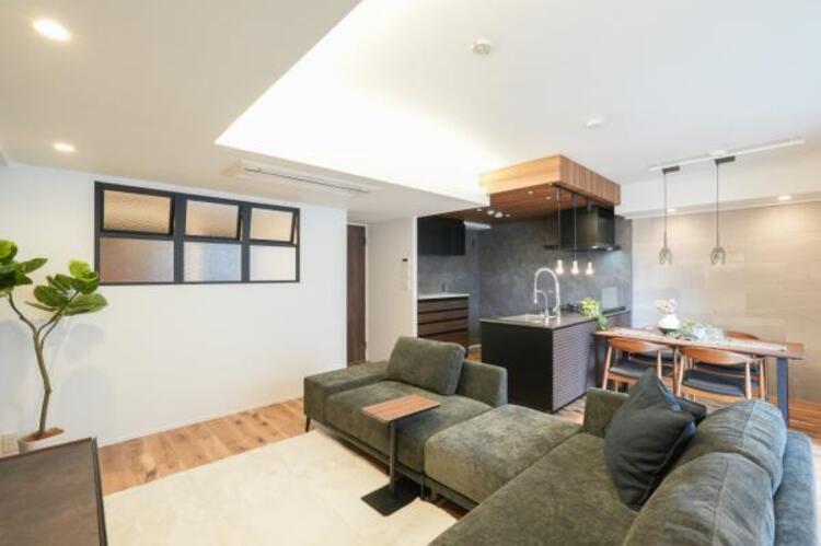 居間 【家具・小物は販売価格に含まれません】ゆったりとしたリビングです。明るさと風が入る窓配置が安らげる空間を演出します。