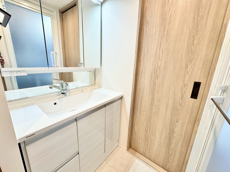 その他 清潔感を感じられる洗面化粧台。