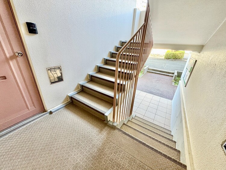 その他 共用部の階段です。明るく清潔に管理されています。