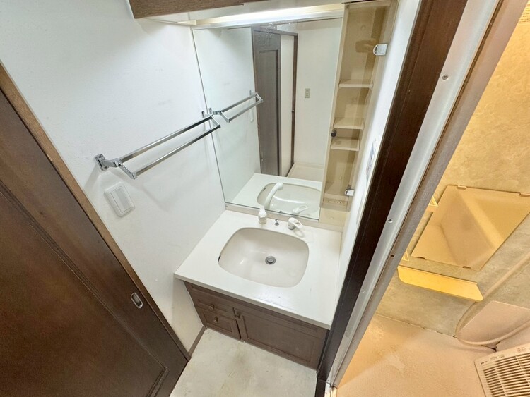 その他 清潔感を感じられる洗面化粧台。