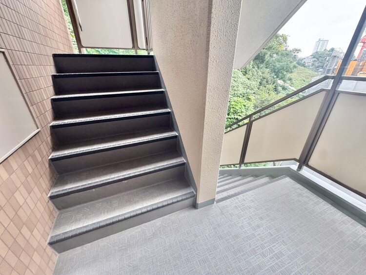その他 共用部の階段です。明るく清潔に管理されています。