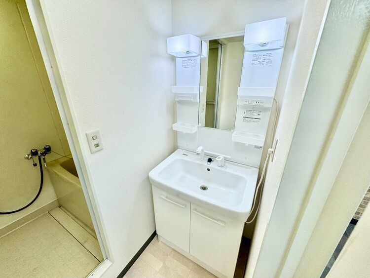 その他 清潔感を感じられる洗面化粧台。