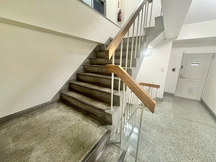 その他 共用部の階段です。明るく清潔に管理されています。