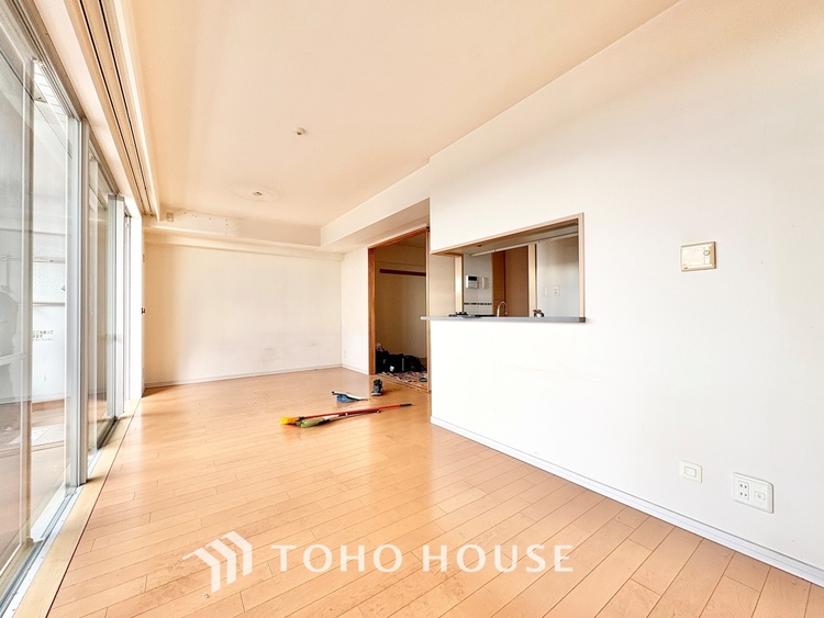 内装 ◆木漏れ日◆の様な採光が優しく足元を照らし、心地いい暮らしの道しるべを写し出す。この空間で過ごす家族との語らいの時間がとても素敵で幸せを感じるかもしれない。