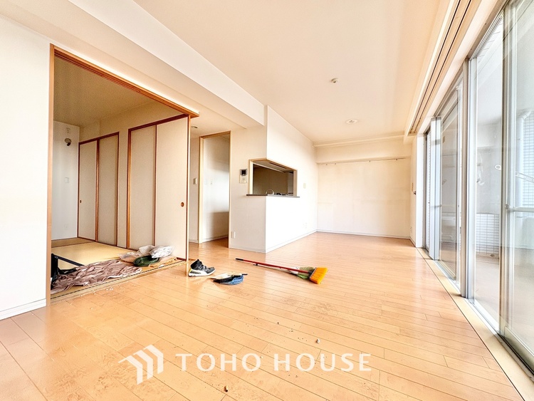 内装 ◆リビング◆たくさんの窓から注ぐ太陽の光。時間の経過とともに光と影のコントラストがこの空間のムードを変え、部屋に変化と温もりをもたらしてくれる。