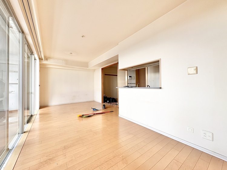 内装 ◆今宵の食卓◆ダウンライトに反射するグラスを眺めながらワインを注ぐ。トクトクと心地いい音をさせながら、フランスの古城を思わせる薫りがたちこめ、とても幸せな時を過ごせる。