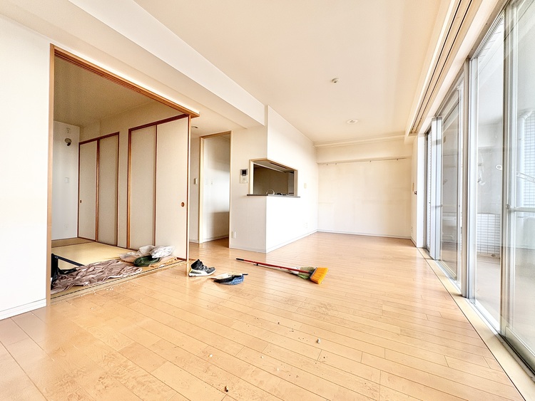 内装 ◆窓を開けると◆冷涼な風、そよぐリビング。だんらんの場所はここから始まり、ここで終わる。家族の笑顔が集う素敵な場所だから、こだわり抜いた思いが詰まっているのだと思う。