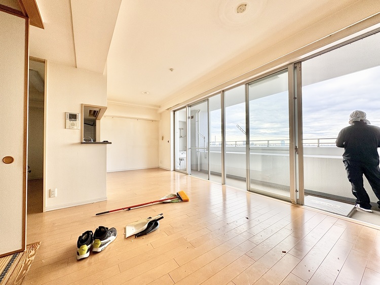 内装 ◆リビング◆そこには目を輝かせ笑顔で見つめてくれる君がいて、「おかえり」の言葉がこだまする。何気ない日々の挨拶は僕にとっては幸せで、同時に君の瞳にも恋している。