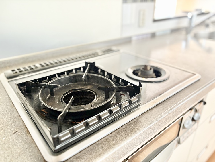 キッチン ◆今宵の食卓◆ダウンライトに反射するグラスを眺めながらワインを注ぐ。トクトクと心地いい音をさせながら、フランスの古城を思わせる薫りがたちこめ、とても幸せな時を過ごせる。