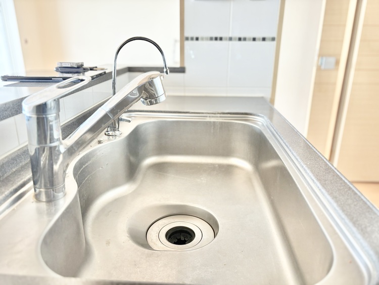 キッチン ◆キッチン◆美味しい料理を作りたくなるような気持にさせてくれる、腕を振るえる自慢のスペース。見上げると柔らかなダウンライトが包み込み、彩りを添えます。艶と光沢のある居心地の良いわが家のキッチン。