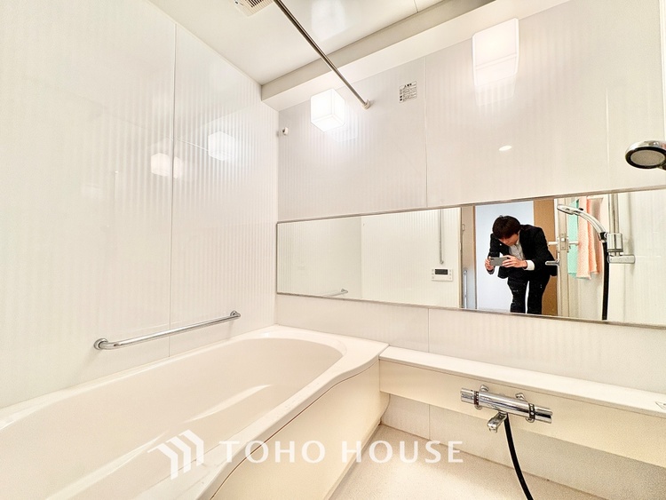 風呂 ◆浴室◆の温もりを感じ、ふわりと寄り添う太陽の妖精たちが自然と僕達を微睡ませる。うとうとしたい訳ではないがそんな時間が嫌いじゃない自分がここにいる。