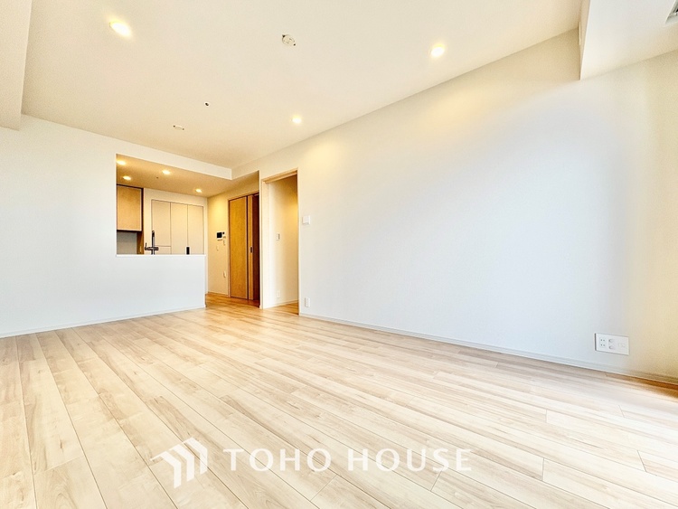 内装 ◆木漏れ日◆の様な採光が優しく足元を照らし、心地いい暮らしの道しるべを写し出す。この空間で過ごす家族との語らいの時間がとても素敵で幸せを感じるかもしれない。