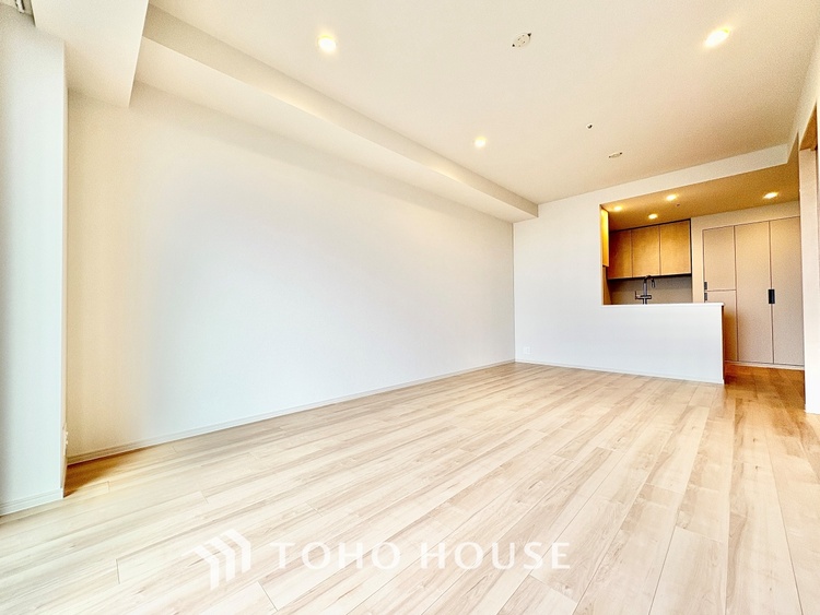 内装 ◆リビング◆たくさんの窓から注ぐ太陽の光。時間の経過とともに光と影のコントラストがこの空間のムードを変え、部屋に変化と温もりをもたらしてくれる。