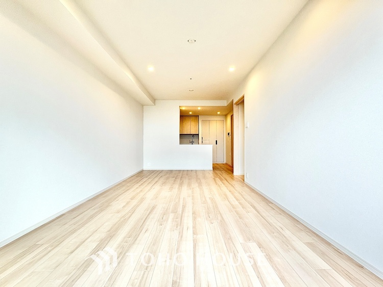 内装 ◆今宵の食卓◆ダウンライトに反射するグラスを眺めながらワインを注ぐ。トクトクと心地いい音をさせながら、フランスの古城を思わせる薫りがたちこめ、とても幸せな時を過ごせる。