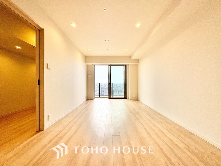 内装 ◆窓を開けると◆冷涼な風、そよぐリビング。だんらんの場所はここから始まり、ここで終わる。家族の笑顔が集う素敵な場所だから、こだわり抜いた思いが詰まっているのだと思う。