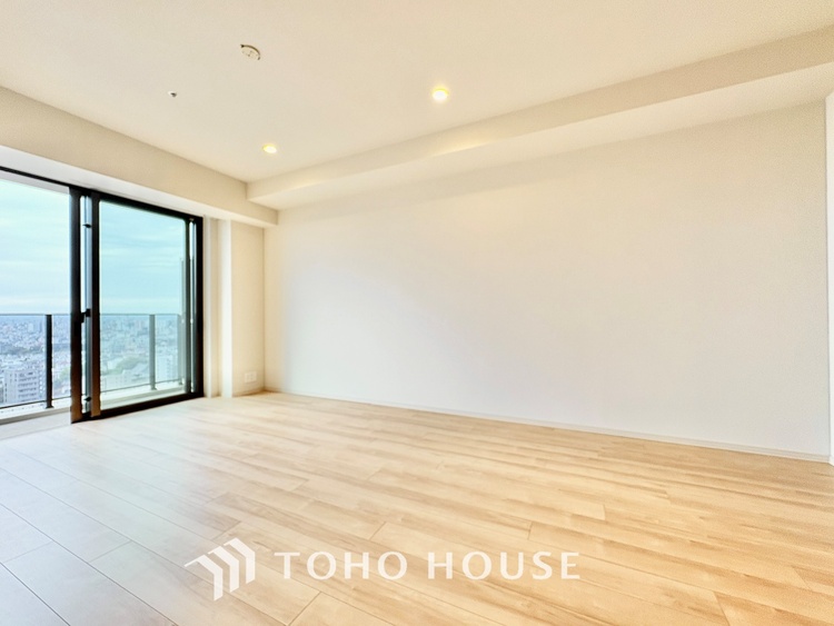 内装 ◆リビング◆そこには目を輝かせ笑顔で見つめてくれる君がいて、「おかえり」の言葉がこだまする。何気ない日々の挨拶は僕にとっては幸せで、同時に君の瞳にも恋している。