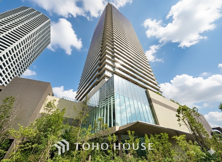 外観 *一部ＡＩによる空模様の加工あり。◆共有空間◆些細な事でほっぺを膨らまして怒る君。それでも僕達はこれからも一緒だよ。喧嘩をしても離れたくないから一つはさんだ同じ場所にいる。分かるよ。そこに君が