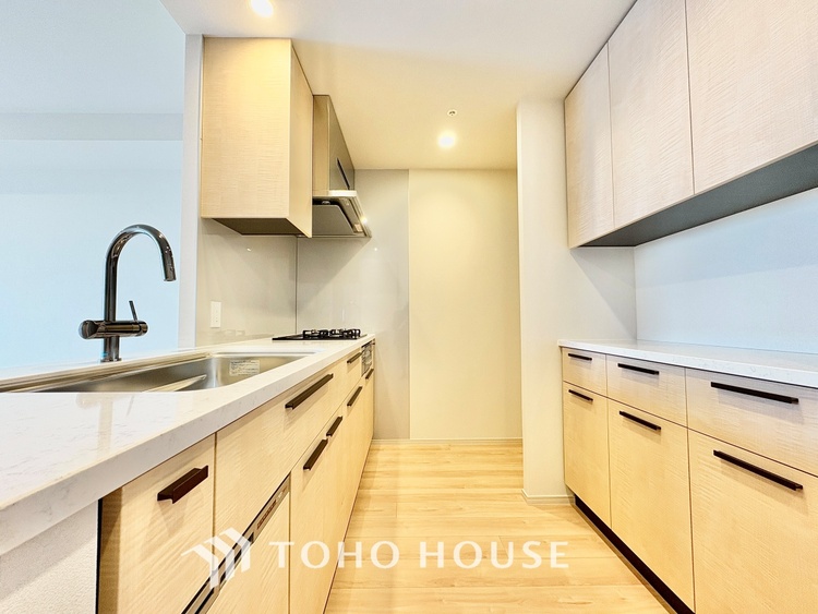 キッチン ◆キッチン◆美しく使いやすいキッチンは油汚れが簡単に拭き取れる素材で加工されており、浄水器シャワーから流す水の音を軽減する静かなシンクを採用。見えないところにさり気ない配慮が嬉しいですね