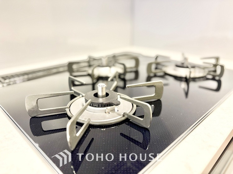 キッチン ◆今宵の食卓◆ダウンライトに反射するグラスを眺めながらワインを注ぐ。トクトクと心地いい音をさせながら、フランスの古城を思わせる薫りがたちこめ、とても幸せな時を過ごせる。