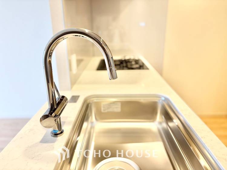 キッチン ◆キッチン◆美味しい料理を作りたくなるような気持にさせてくれる、腕を振るえる自慢のスペース。見上げると柔らかなダウンライトが包み込み、彩りを添えます。艶と光沢のある居心地の良いわが家のキッチン。