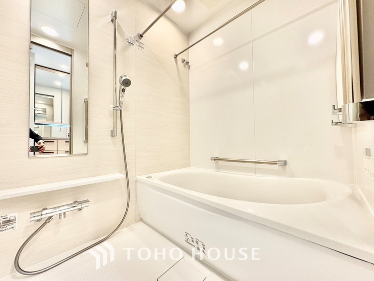 風呂 ◆浴室◆の温もりを感じ、ふわりと寄り添う太陽の妖精たちが自然と僕達を微睡ませる。うとうとしたい訳ではないがそんな時間が嫌いじゃない自分がここにいる。