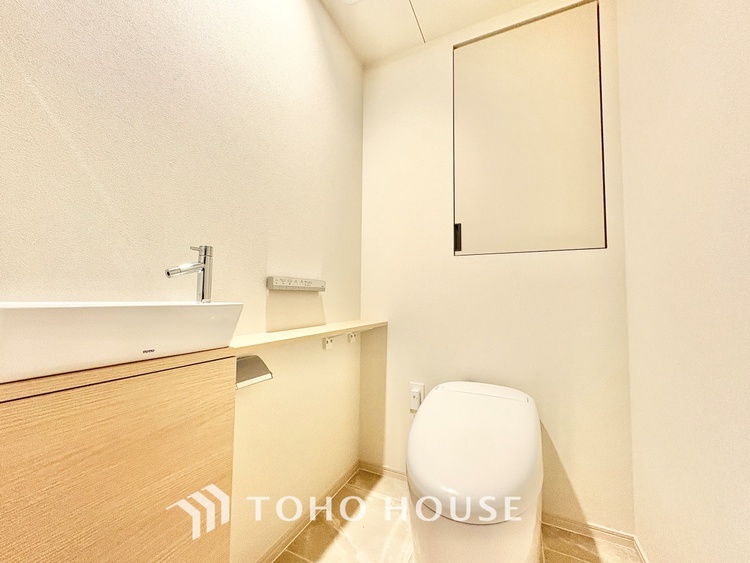 トイレ ◆トイレ◆トイレも全て新品に交換されており、清々しく新生活を始めることができます。白基調の清潔感のある空間に生まれ変わりました。