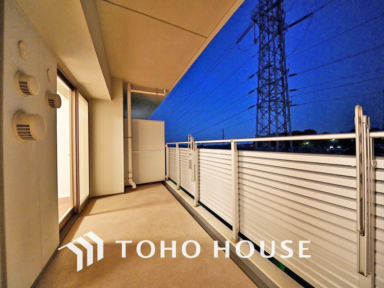 バルコニー 日当たりの良いバルコニーで晴れの日の洗濯物も楽しみになりますね