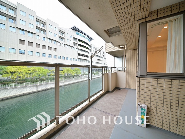 バルコニー 日当たりの良いバルコニーで晴れの日の洗濯物も楽しみになりますね