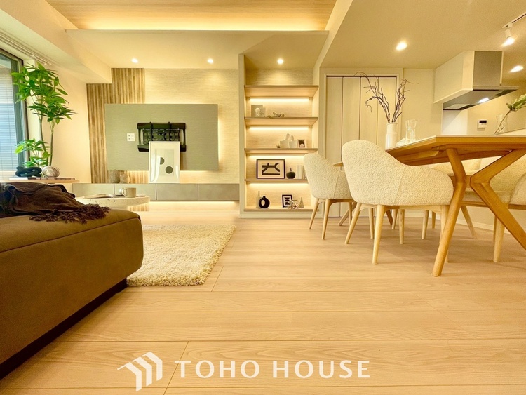 内装 【LIVING】◆眩い◆光が燦々と入り、家族の笑顔を照らす。「いつまでも続いて」と願う夢のような毎日がここにある。