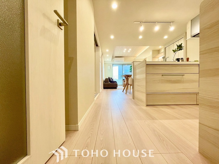 内装 【LIVING】◆陽光◆が差し込む。この開放的なLDKに家族の笑顔が集う。家族が一緒に過ごす空間は明るく、そして居心地よく。