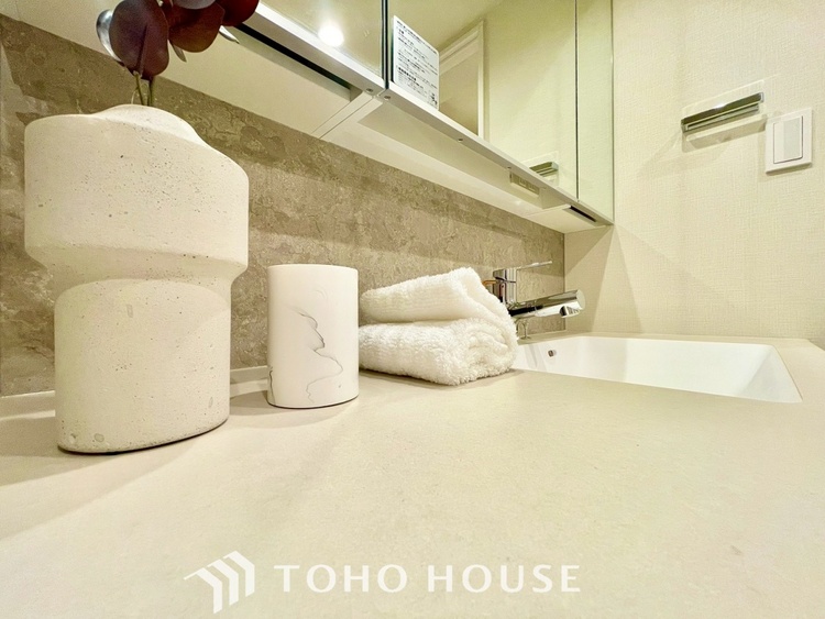 洗面 【WASHROOM】◆快適◆煌びやかな暮らしの中にも忘れたくない快適さ。大きな収納が助けてくれます。