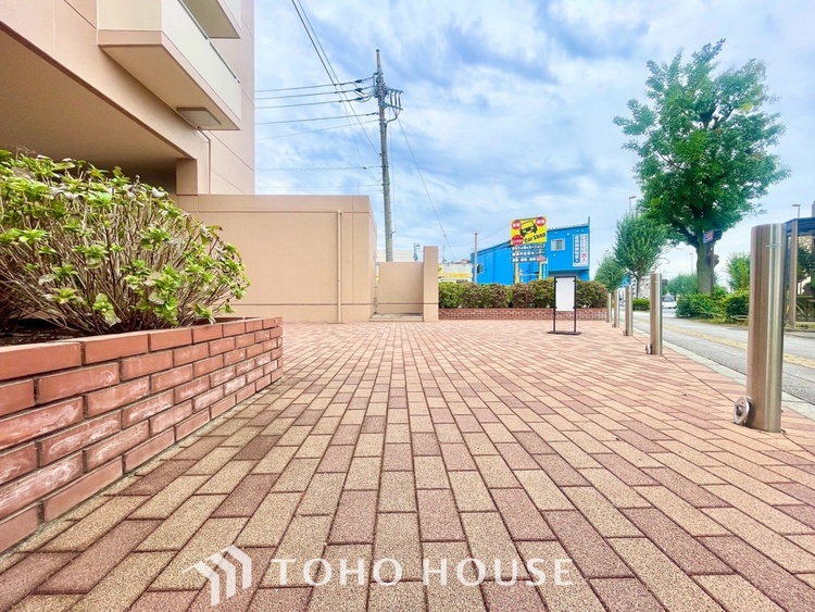 エントランス 【ENTRANCE】◆家族◆家で家族と過ごす時間は限られている。帰りを待つ家族の元へと急ぐときの弾む思い。そんな思いを引き立てる邸宅。