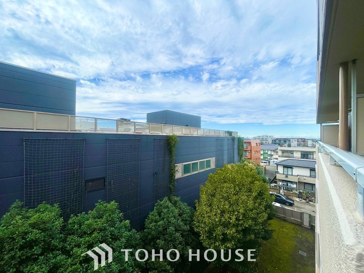 その他 【BALCONY】◆BLUE SKY◆自然の心地よさに包まれる。大開口の外に広がるのは爽やかな青空。