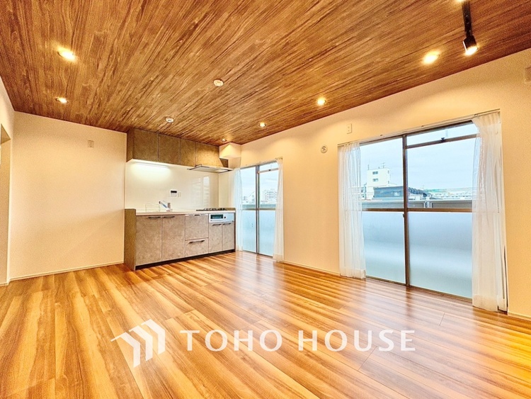 内装 太陽光をたくさん感じながら、明るく豊かな暮らしを約束する住まい。四季の移ろいを感じながら過ごす毎日。なんとなく幸せ。