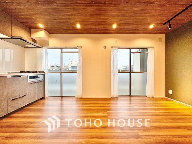 内装 窓をあけると通り抜ける風。清々しく心地よいそよ風が、この空間を涼やかに。風通しの良さは人にとっても家にとっても健康的で気持ちいいもの。