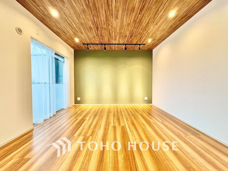 内装 叶えたかったのは落ち着きのあるナチュラルな風合い。そして開放感があるリビング。優雅な気分に浸れる幸せな時間をこの空間で。