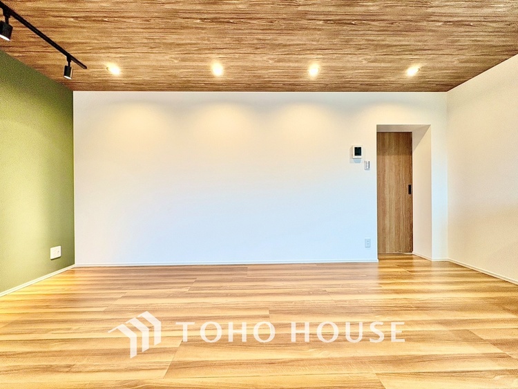 内装 太陽の光をスマートにリビングへ。時によって変化をもたらす採光。朝は目覚め、昼は安らぎ、そして夕時は温もりを。