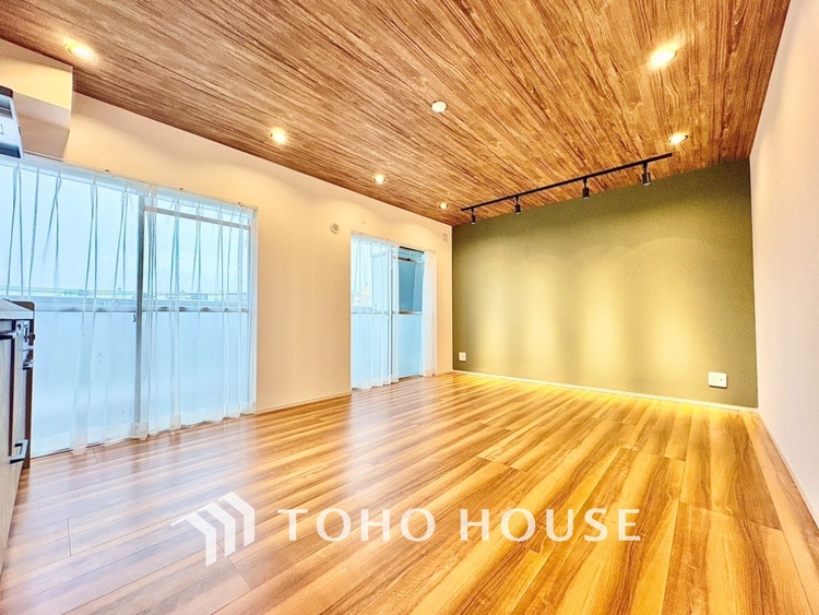 内装 太陽光をたくさん感じながら、明るく豊かな暮らしを約束する住まい。四季の移ろいを感じながら、我が子の成長を見守る。そんな家がここに。