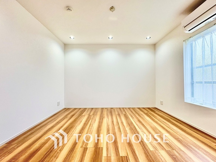 内装 プライベートルームでは静かに時を過ごしたい。読書をして、物思いにふける。光りに満たされた安らぎの空間。