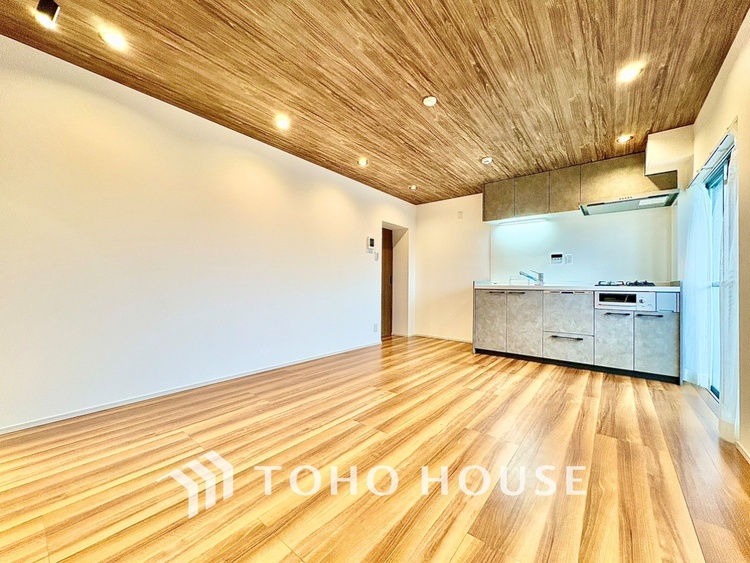 内装 夕暮れ時に迎える優しい光。暖かく心休まるほっとする瞬間。家族のもとへ。幸せのもとへ。