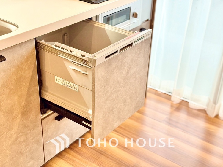 キッチン 家事の最も強い味方の一つ・・ビルトイン型の食器洗浄乾燥機。手洗いでは落ちない汚れも高温・高圧ですっきり。大幅な時短になるのが嬉しい。