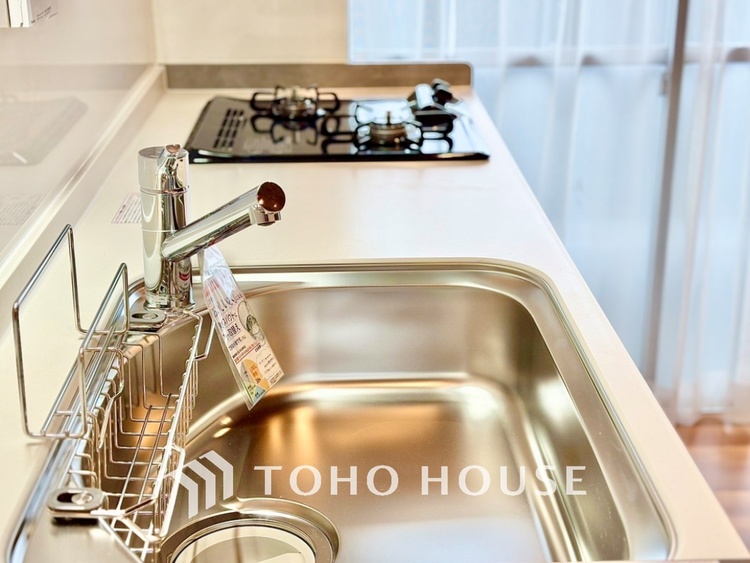 キッチン 浄水器内蔵・可動式のシャワーヘッド。水はねや大きな洗い物も計算したシンク。システムキッチンは家事をずっと楽にしてくれる。