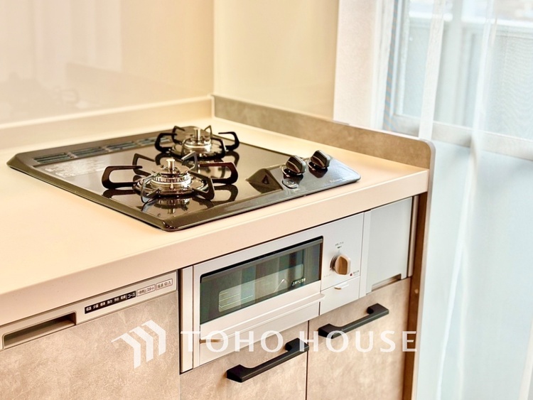 キッチン 可能な限り余計なものを省いた3口コンロ。美しさと機能性を兼ね備えたスタイルはきっと何年もあなたの味方です。