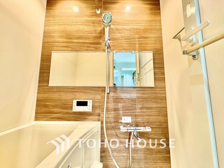 風呂 光に照らし出されたバスルーム。適度な湿度と静かに揺れる眼前の水面。広い浴槽にゆっくりと身を沈め深く瞑想をすれば、明日への新たな活力が膨らんでくる。