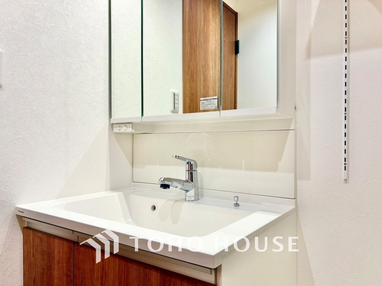 洗面 【Wash basin】十分な大きさの洗面台は収納力大。身だしなみチェックや歯磨きなど、朝の慌ただしい時間でも余裕とゆとりを感じられる。