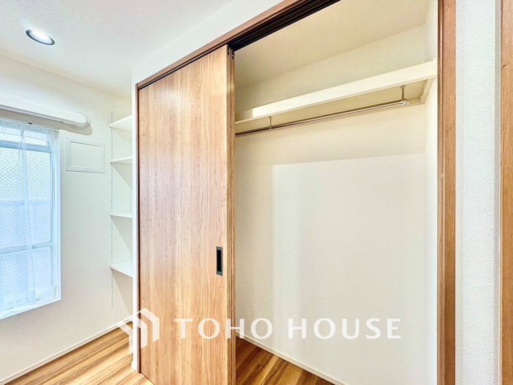 収納 壁一面の収納は、すっきりとした空間をもたらす。清潔感のあるスペースは「ただいま」の瞬間からくつろぎのスイッチを入れる。