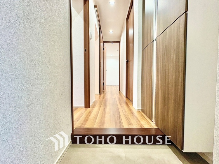 玄関 真っ直ぐに行く。新たな生活へ。これから歩むその一足がまた新たな道となる。