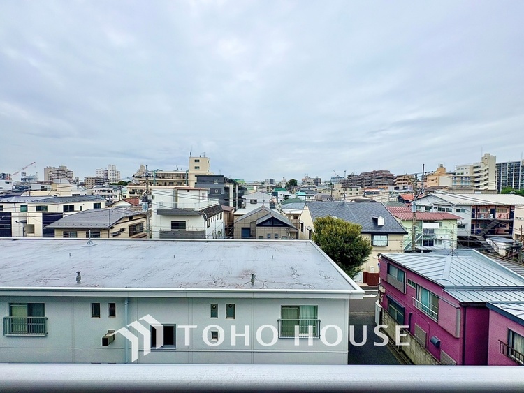 バルコニー ここからは空が遠くまで見える。紺碧、曇天、茜色。心もともに映り変わる。東京にもあったんだ。こんな景色が・・・。